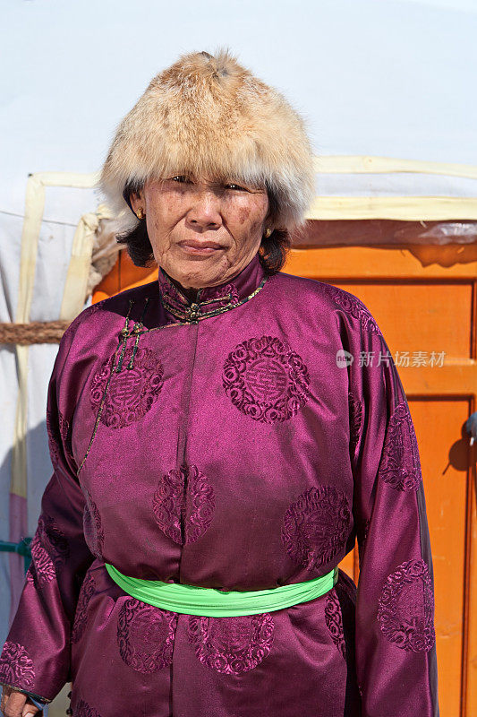 穿着民族服装的蒙古妇女