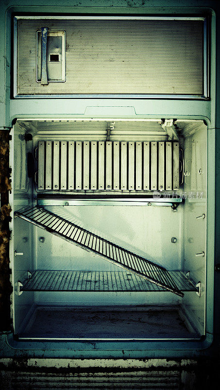 旧的废弃的冰箱
