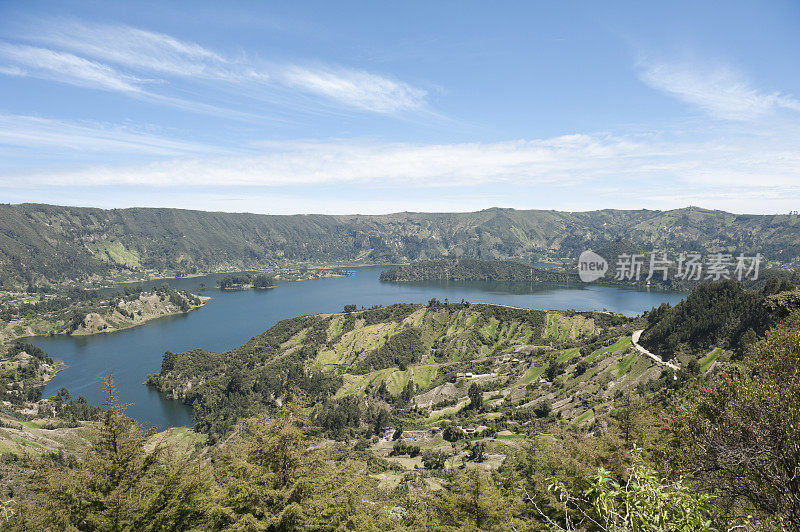 文池火山口湖的大全景照片