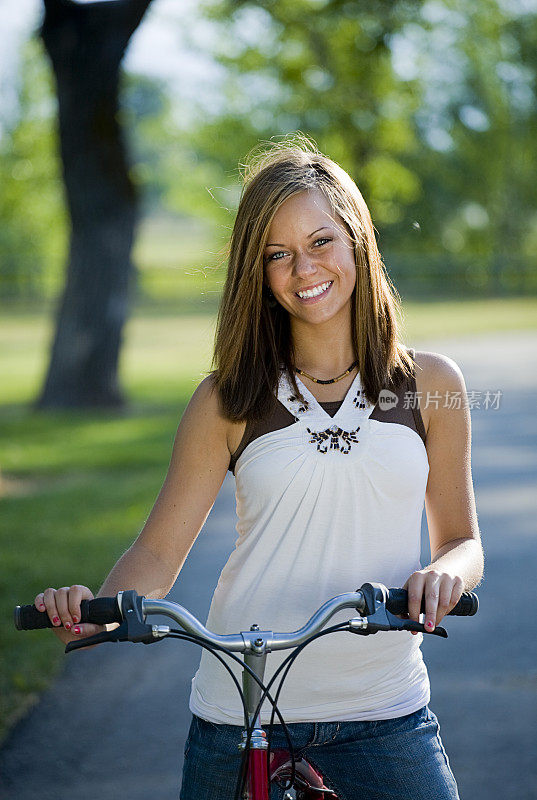 骑自行车的少女