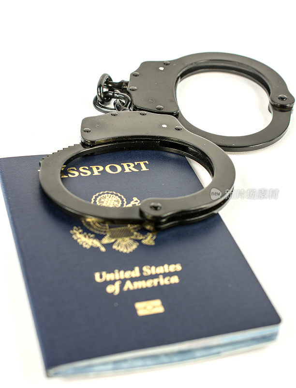 美国护照和手铐在浅色背景上
