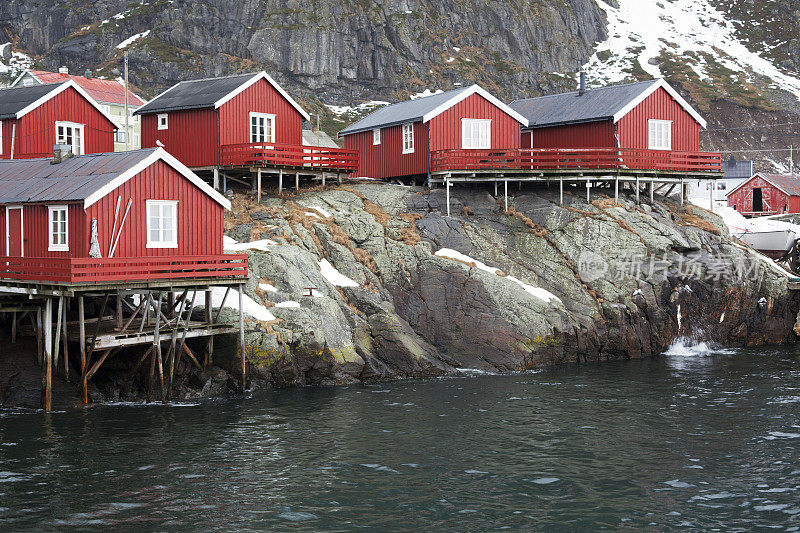 挪威罗浮敦群岛上的红色木屋(rorbuer)