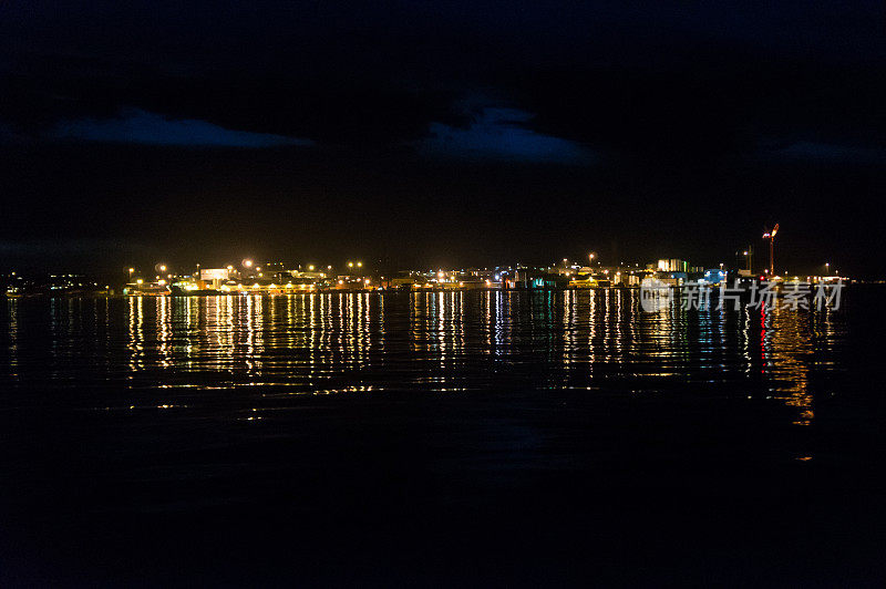 夜晚从海上传来的海岸灯光