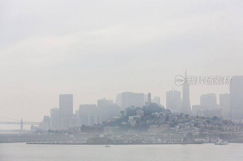 旧金山:北部海滨和电报山在地面雾中
