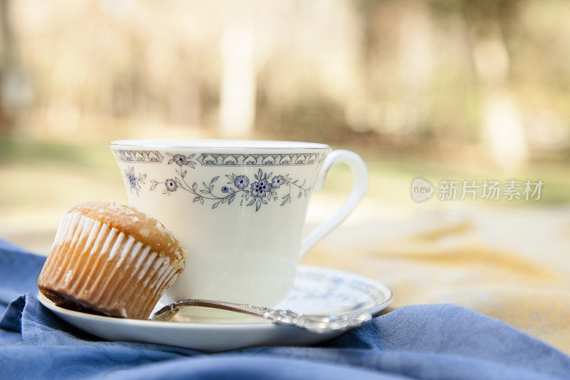 茶，有房子背景的松饼。早餐。放松。