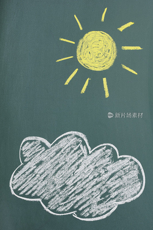 用粉笔在黑板上画出太阳和云彩