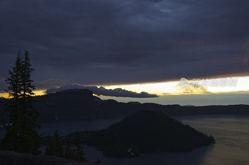 火山口湖的日出