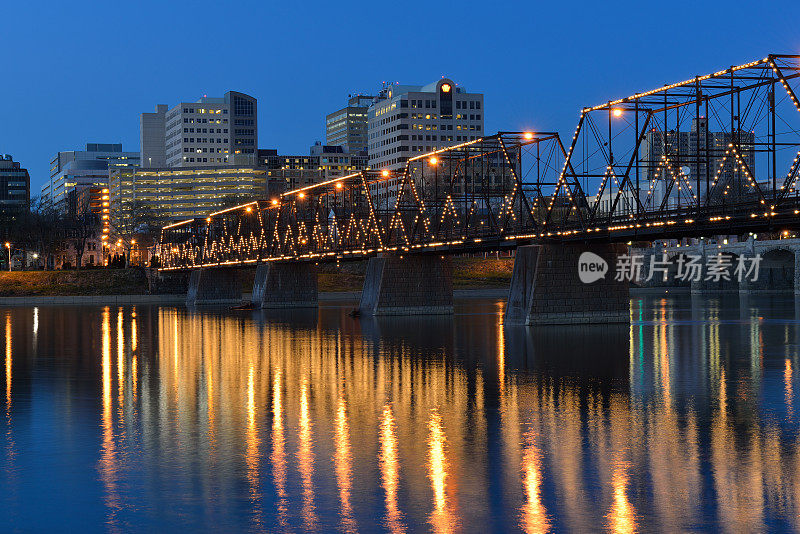 人民大桥和哈里斯堡市中心的夜晚