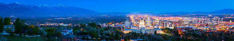 盐湖城市中心全景在黄昏照亮犹他州