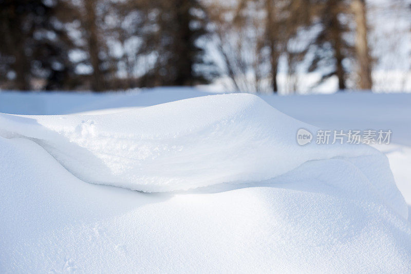 暴风雪后的雪堆