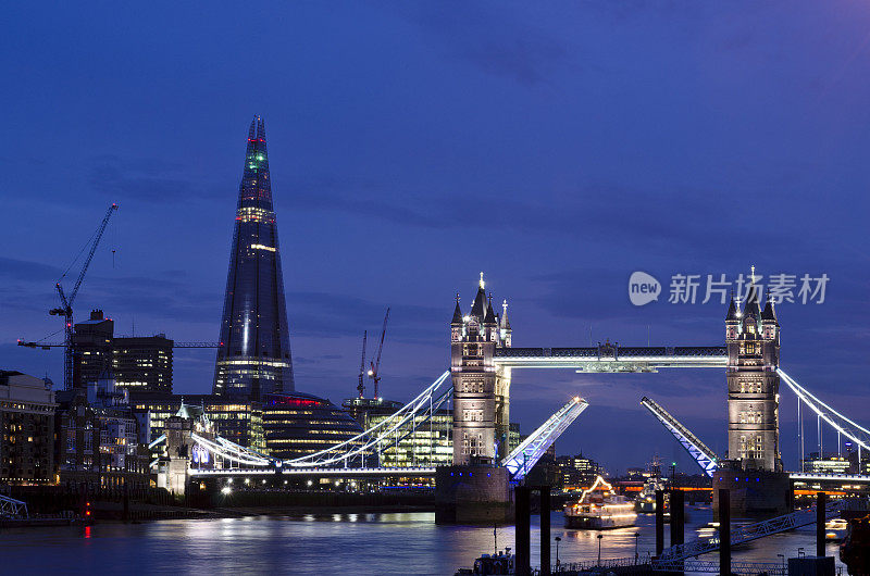 塔桥夜间开放，伦敦城市景观