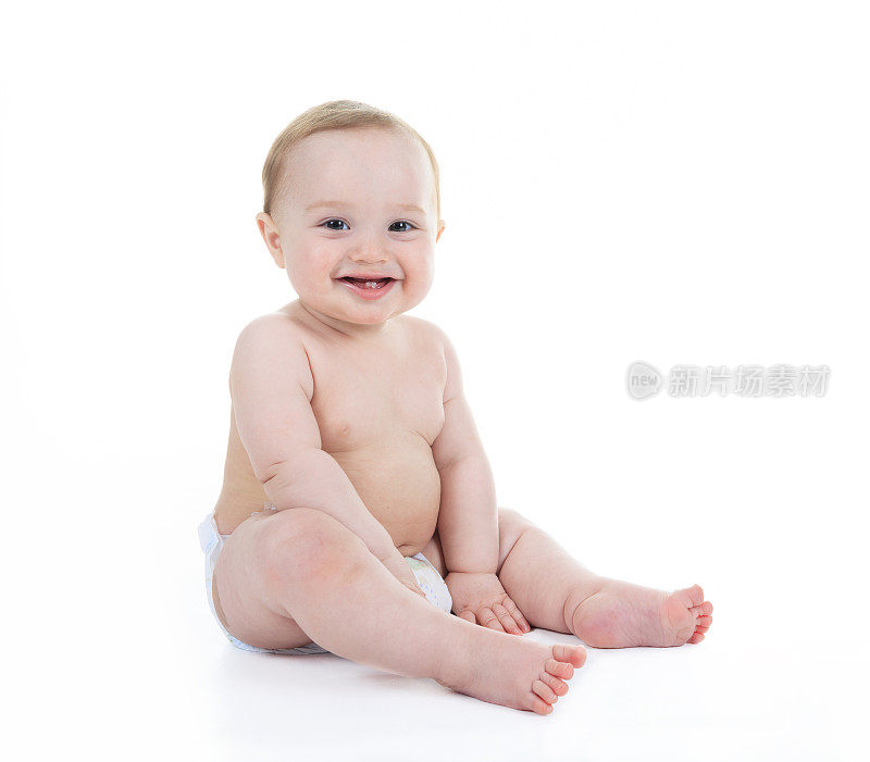 婴儿尿布-坐着微笑