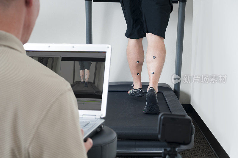 运动损伤物理治疗师表演跑步机视频分析