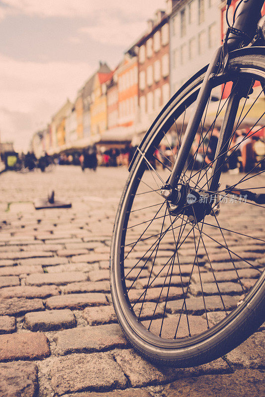 哥本哈根尼哈芬大街上的自行车轮