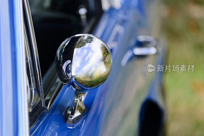 XXXL:蓝色汽车上的经典汽车镜