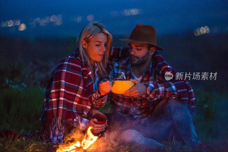 年轻夫妇在大自然中篝火晚会