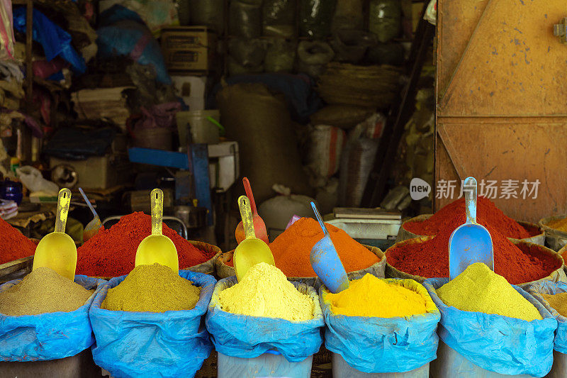 非洲摩洛哥的五彩香料市场