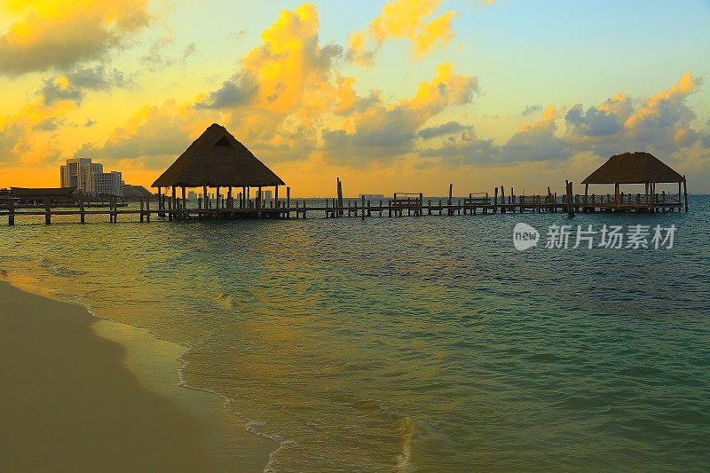 凉亭palapas，海滩戏剧性的日落-坎昆，加勒比热带天堂
