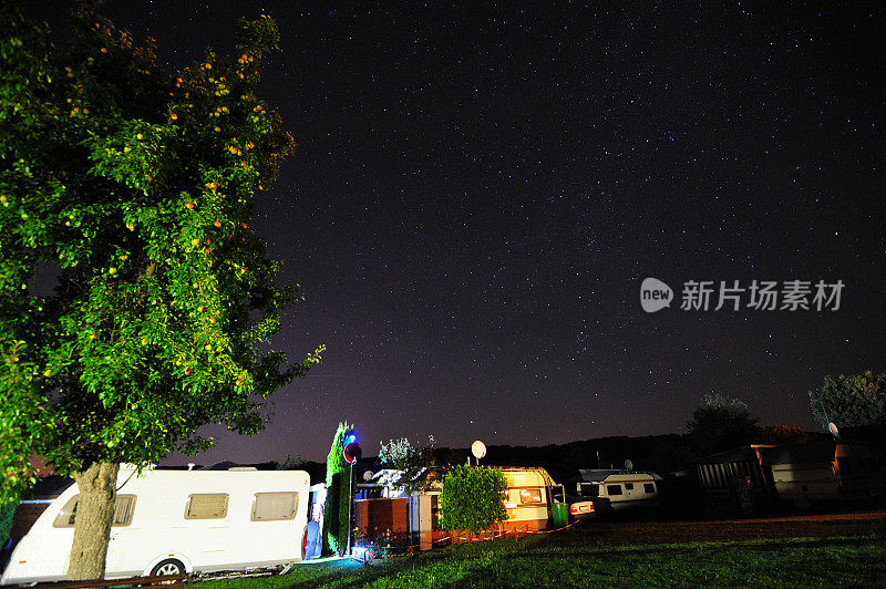 露营地点上方的夜星