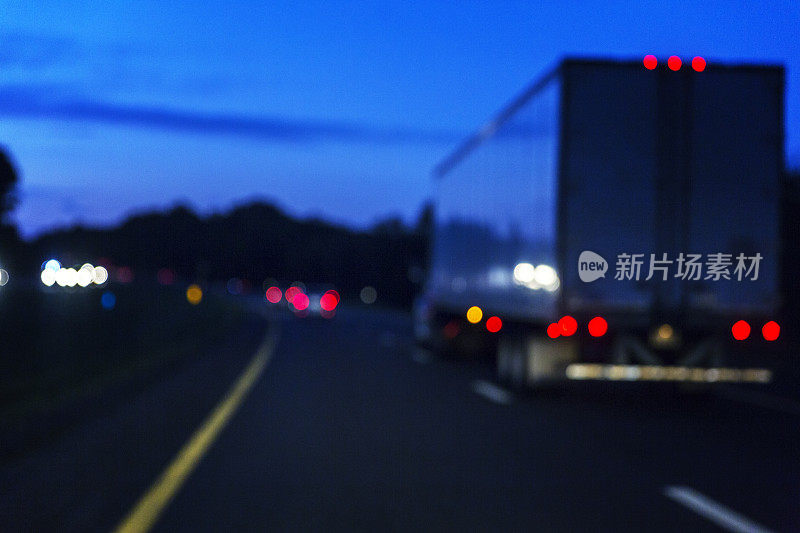 夜间高速公路摘要灯与超速半挂车