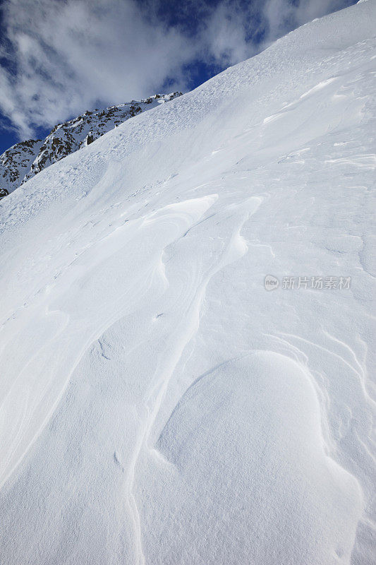 美丽的雪道滑雪斜坡高山冬季景观