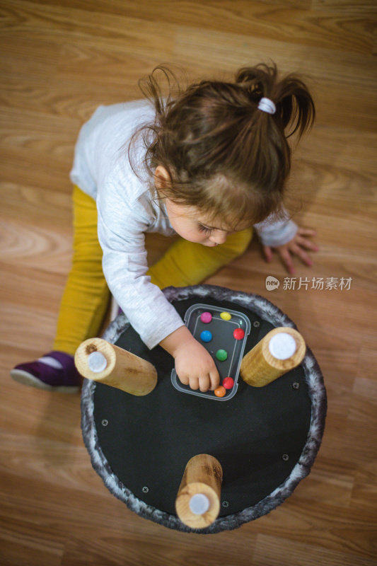 小女孩在吃五颜六色的巧克力糖