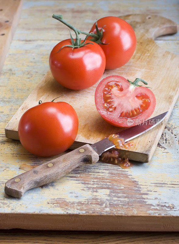用刀切红番茄