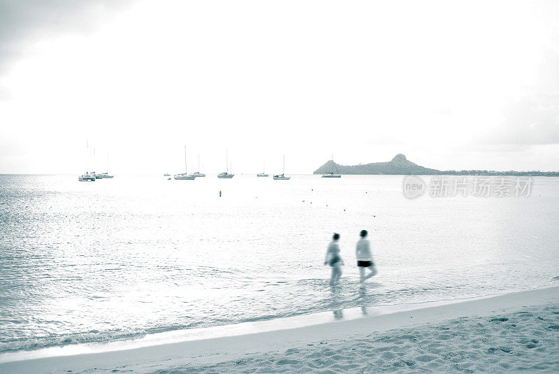 梦幻假期圣卢西亚——一对情侣在海滩上散步