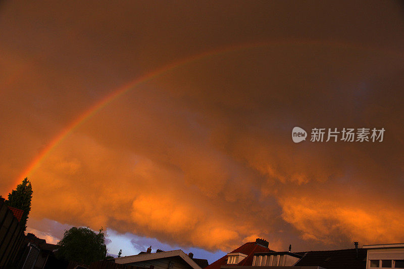 雷暴与彩虹