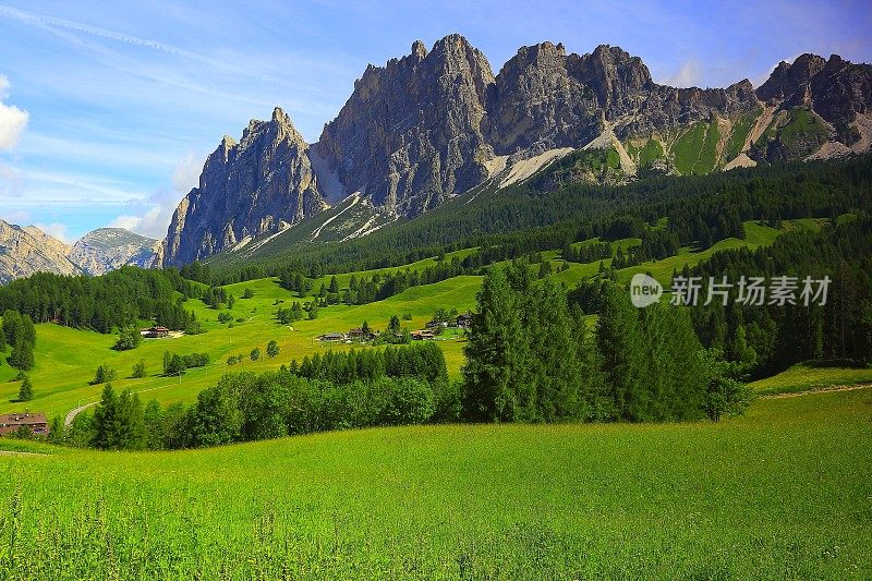 阿尔卑斯山田园诗般的风景，科尔蒂纳村小屋，意大利泰洛阿尔卑斯山