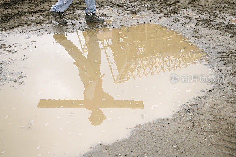 建筑工地水坑中工人的反思