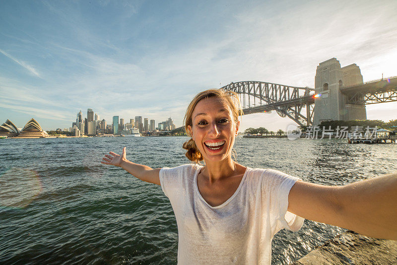 年轻女子与悉尼的天际线自拍