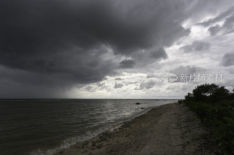 杰帕拉海滩，雷雨云袭来