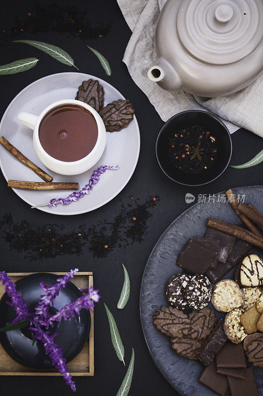 粉辣椒红茶，饼干，香料在黑色的背景形成上面