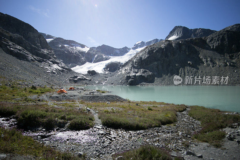 冰川湖边搭起的帐篷