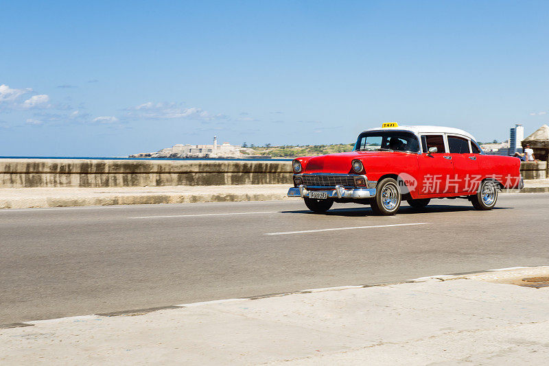 古巴哈瓦那，红色经典汽车出租车
