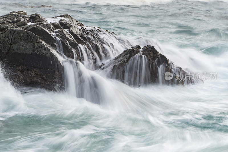 海浪在岩石上的运动模糊