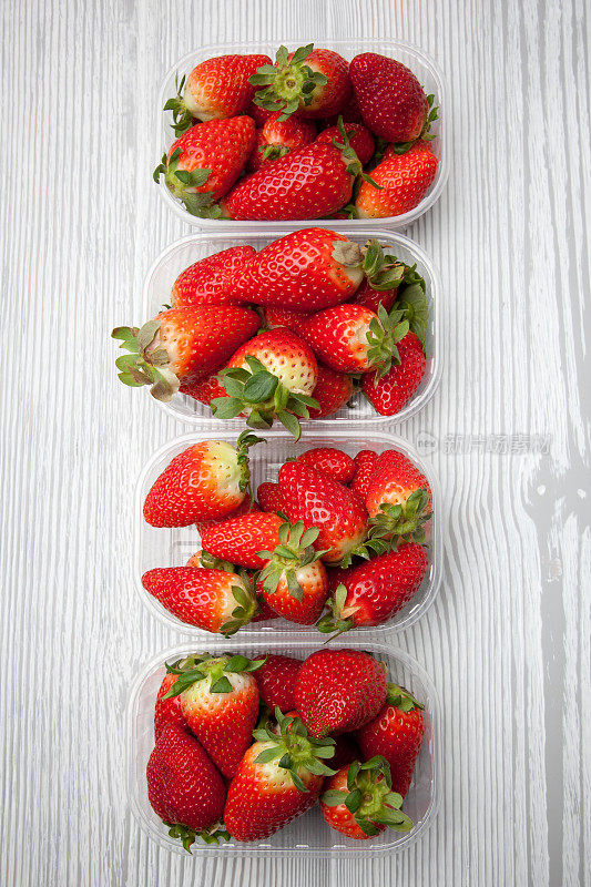 草莓的塑料篮