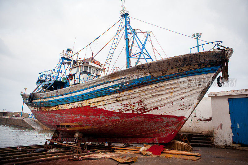一艘渔船正在摩洛哥的Essaouira修理。