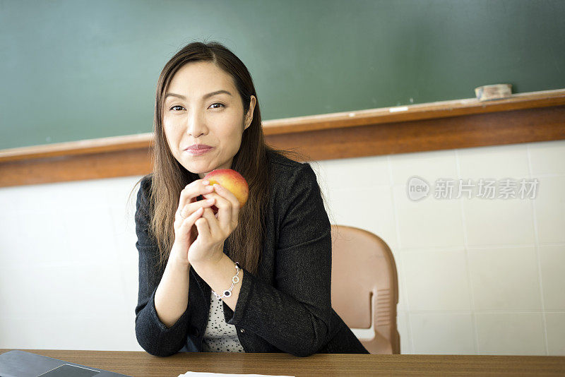 中国老师在学校吃苹果，香港，亚洲