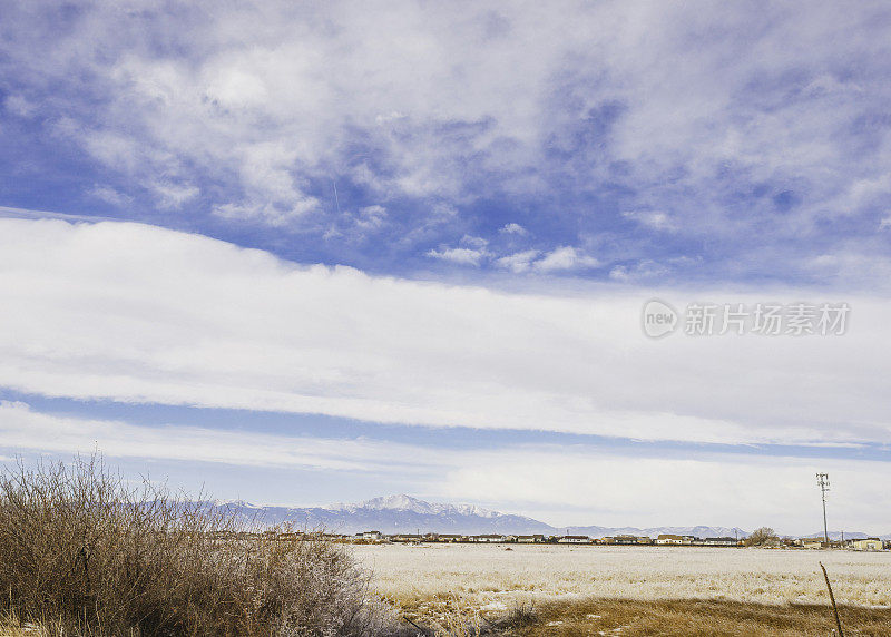 冬天的场景与科罗拉多州的家和山