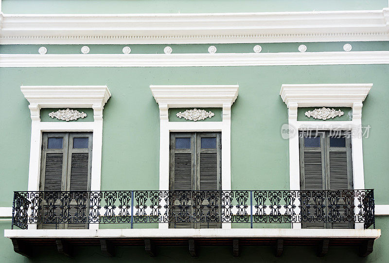 带有阳台的色彩鲜艳的墙壁。老圣胡安，波多黎各。