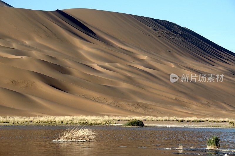 内蒙古巴丹吉林沙漠盐湖