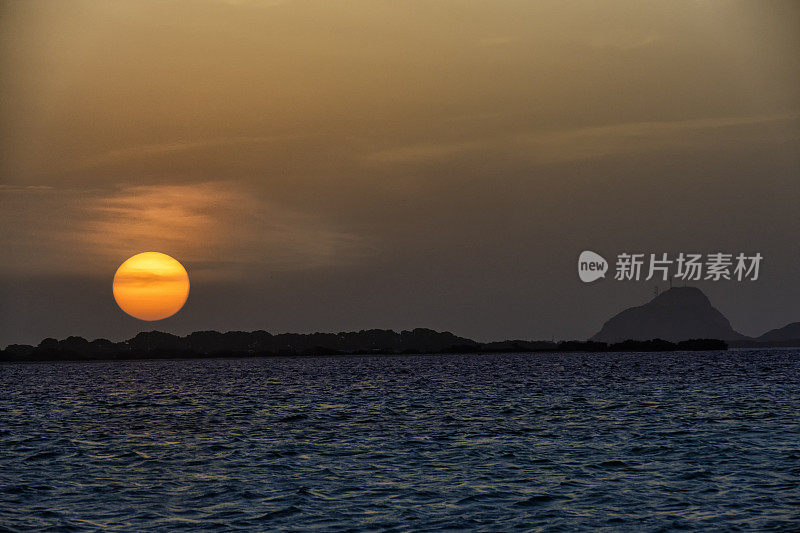 加勒比海岛屿和海面上的日出或日落