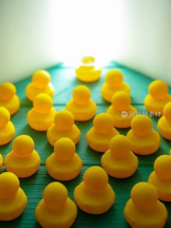 一群黄色的橡皮鸭朝着走廊尽头的亮光走去。