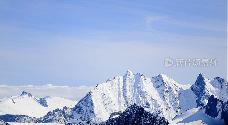 崎岖的雪山