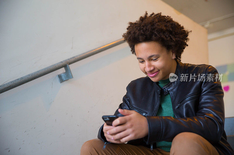 非洲裔美国人兴奋的青少年男性手机