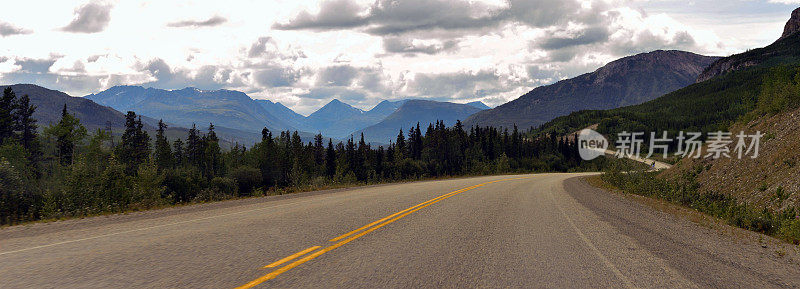 加拿大高速公路蜿蜒上山