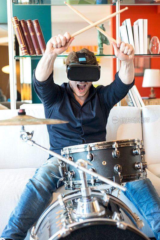 戴着虚拟现实眼镜在客厅打鼓的男人