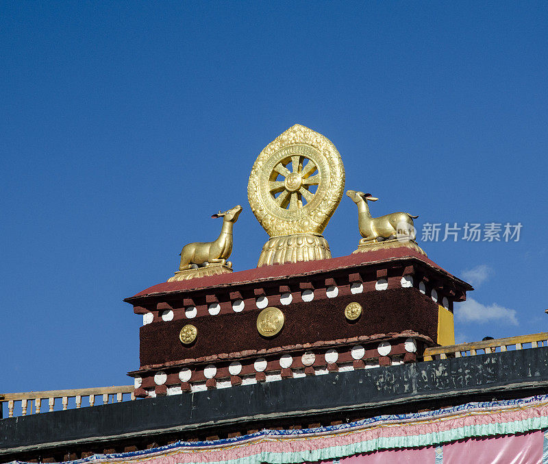 西藏拉萨大昭寺屋顶上的法轮